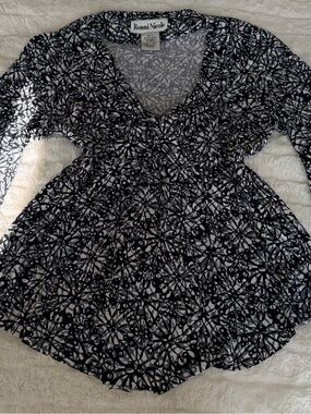 Ronni Nicole Black & White Floral Lace-Style V-Neck Tunic